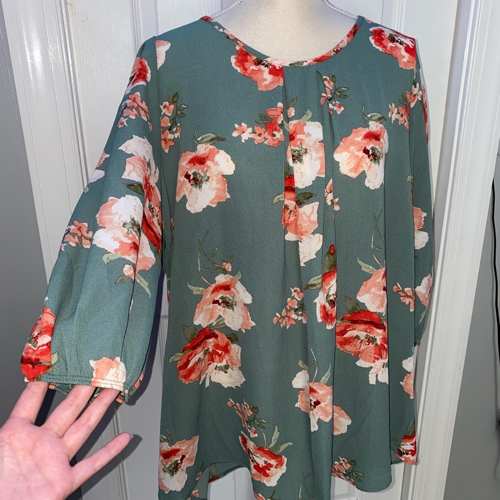 🌻BUNDLE 3 Women’s blouses for 30% off!🌻